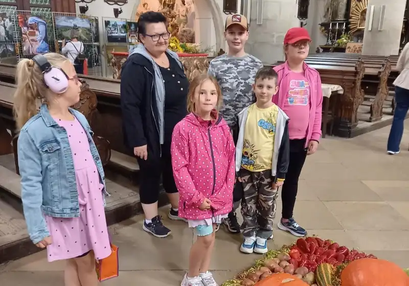 Kostel v barvách sklizně
