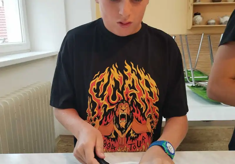 Pečeme jablečný štůdl