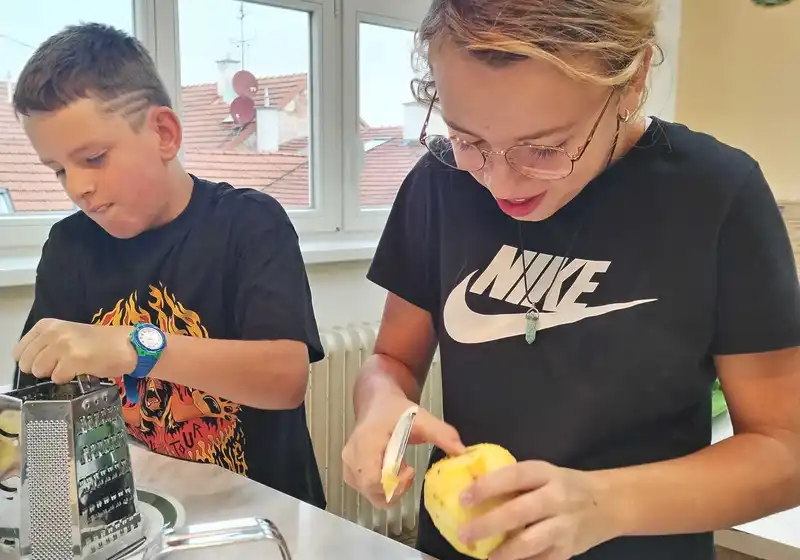 Pečeme jablečný štůdl