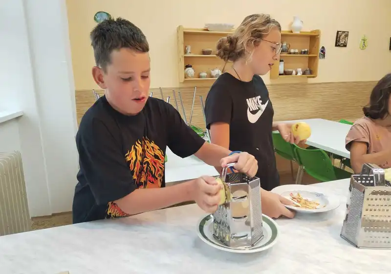 Pečeme jablečný štůdl