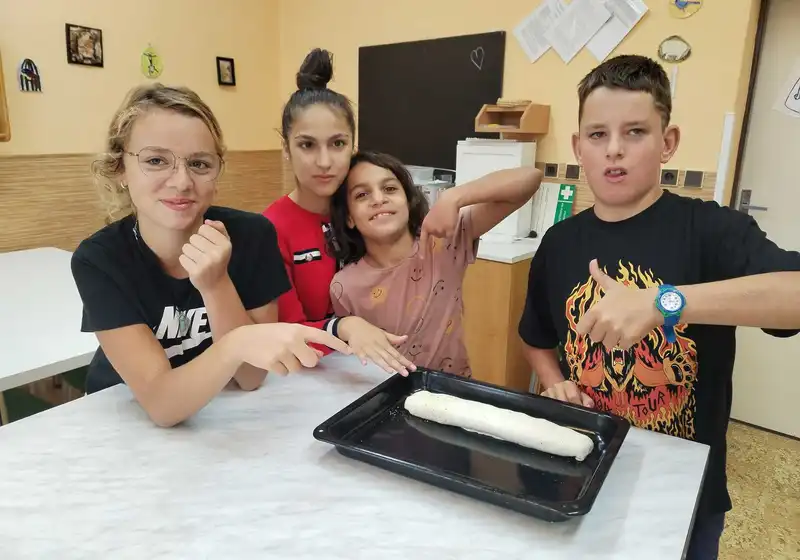 Pečeme jablečný štůdl