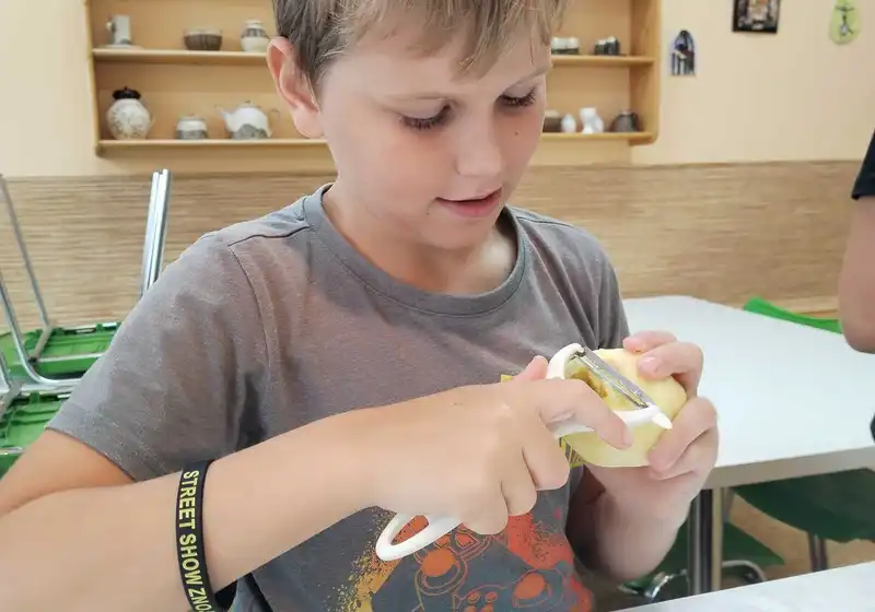 Pečeme jablečný štůdl