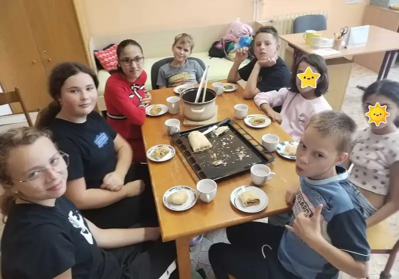 Pečeme jablečný štůdl