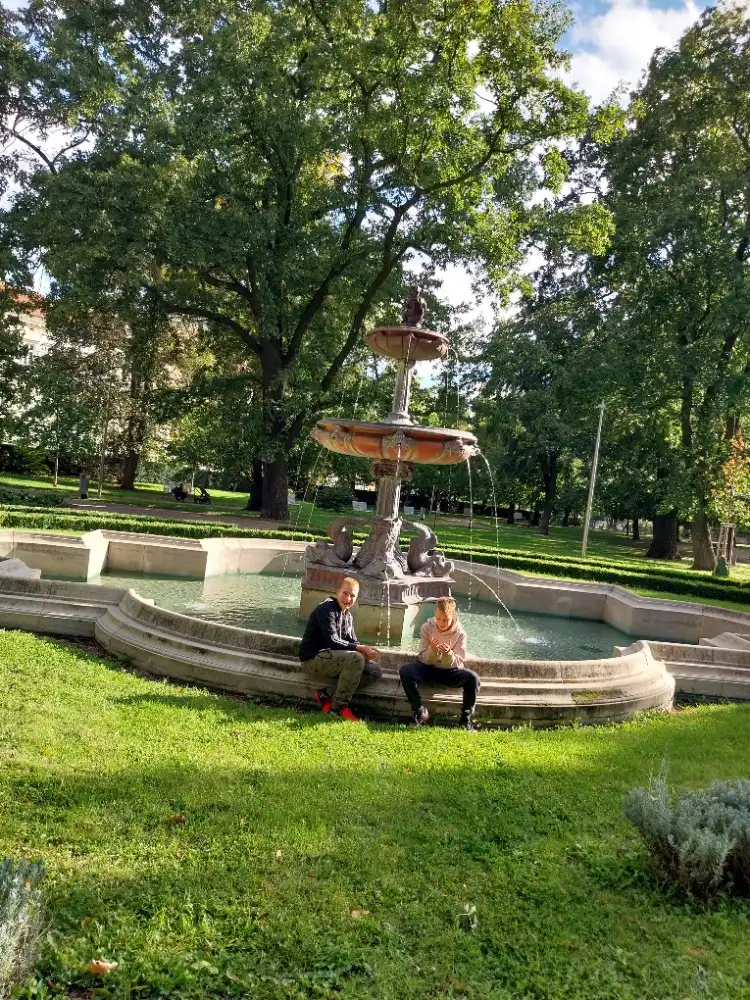 Odpočinek u fontány